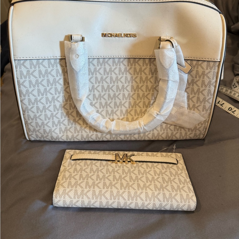 White Michael Kors bag with wallet